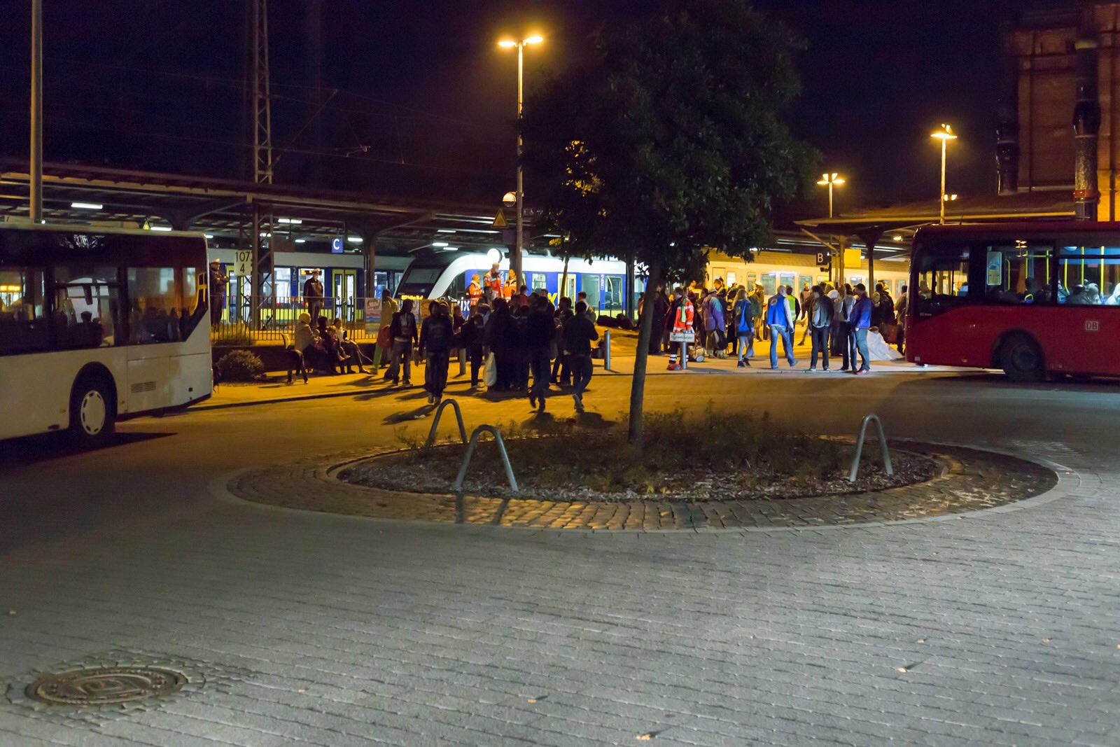 Vierter Flüchtlingszug am 23.09.15 im Uelzener Bahnhof angekommen