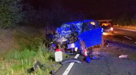 240. Verkehrsunfall - Person eingeklemmt - PKW unter landwirtschaftlichen Gerät